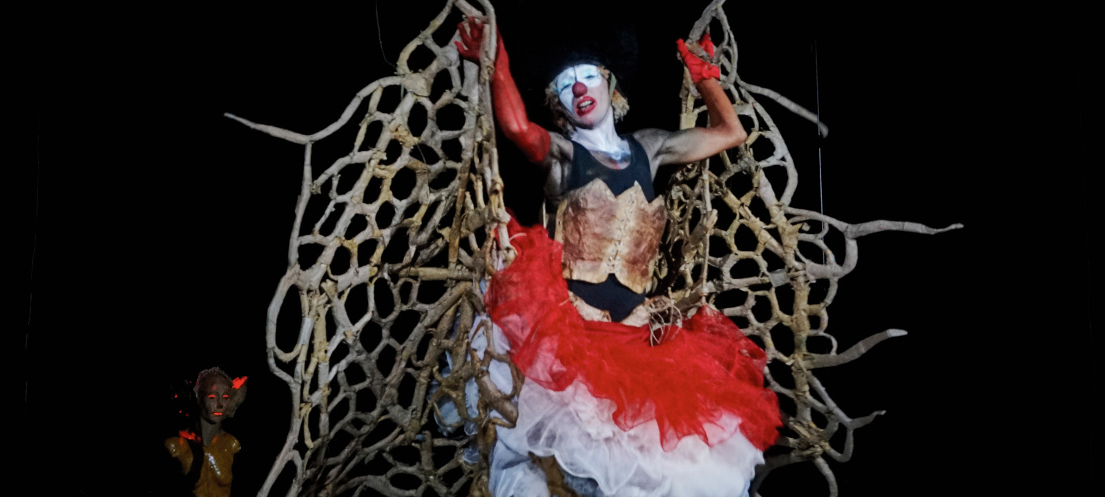 Chair à poème, solo clown bouffon avec Barbara Gay alias Pouk Personne, Rémi Chazerault Peaudeau, régisseur et éclairagiste. Crédit photo : Flora Ledoux