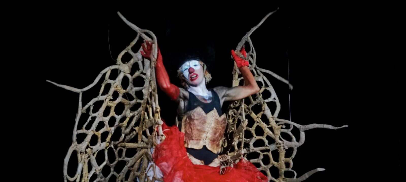 Chair à poème, solo clown bouffon de et par Barbara Gay, alias Pouk Personne. Crédit photo : Flora Ledoux.