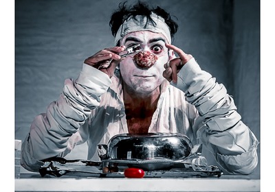 Le Délirium du papillon, de et par Emmanuel Gil alias Typhus Bronx, ©FabienDEBRABANDERE