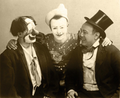 Les Fratellinis sont un bel exemple de passerelle à la fois temporelle et géographique entre le XIXe et XXe siècle : leur trio se composait du clown, de l’auguste européen et d’un clochard à l’américaine. Source : inconnue.
